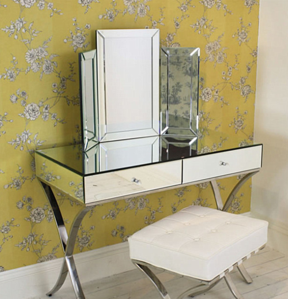 Mirrored dressing table combined with mirrored chairs help you decorate dark corner with reflected light 
