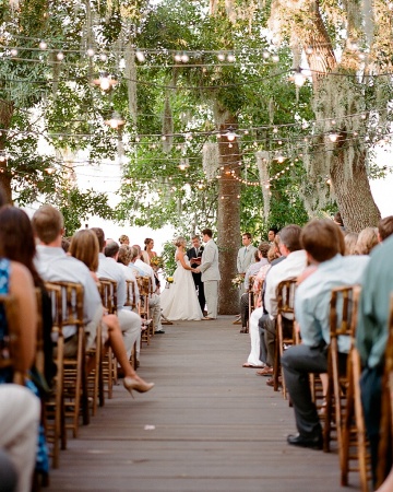 Give a little boost to the event by adding simple string lights  to create a lovely ambiance.The lighting in an outdoor wedding can not only form a functional aspect to the day but create a beautiful form of decoration. 