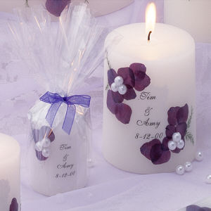 Scented candles can be displayed inside the house, you can personalize this favor easily