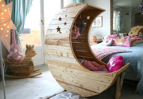 It is a nice swing bed, made of pallets of wood and takes the shape of the moon. 