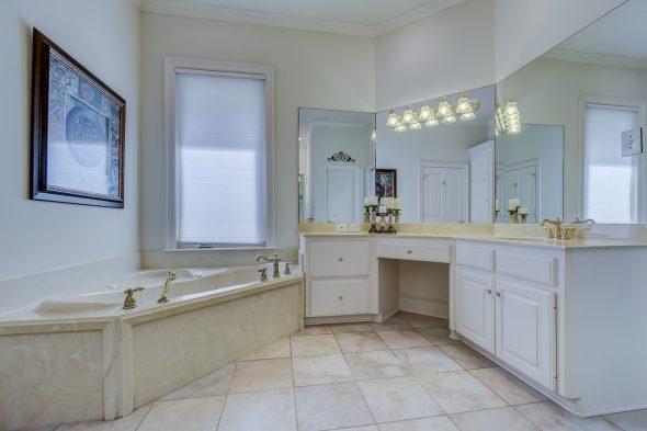 Traditional Homes with Traditional Roman Shades