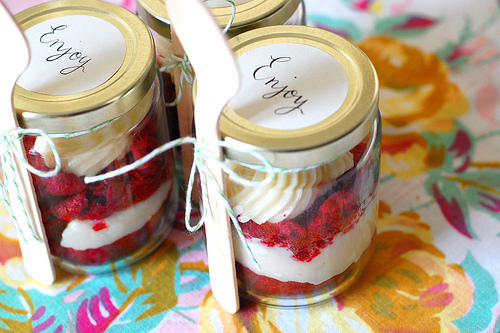 used mason jars filled flavored cupcakes as your wedding cake
