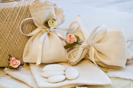 These sachets can be made at home with little creativity, you can choose the colors according to wedding theme