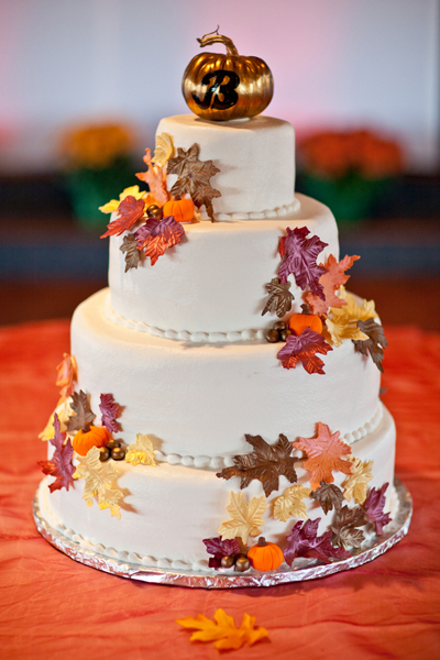 Just like Golden jewel ton in the theme, add a glided pumpkin cake topper to the cake splashed with autumnal leaves.