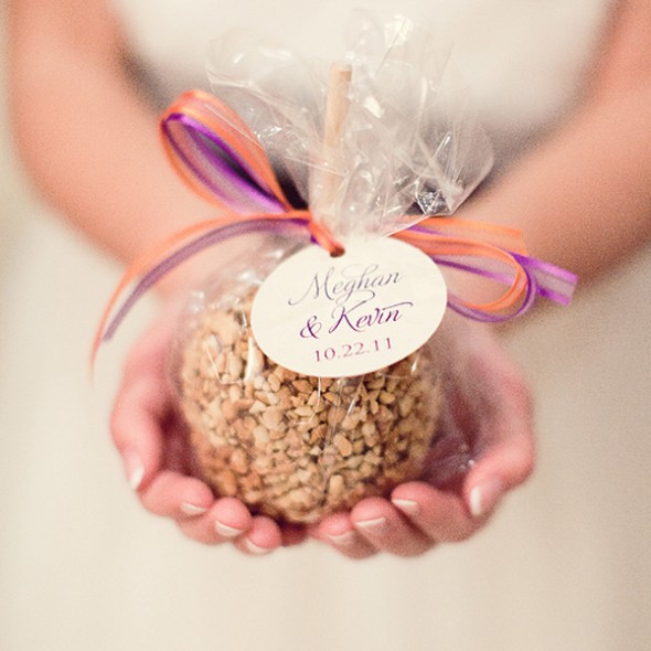 Let your guests enjoy sweet taste of wedding favors,